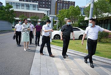 烈日炎炎，領(lǐng)導(dǎo)送信心|閔行區(qū)委委員、區(qū)人民檢察院黨組書(shū)記、檢察長(zhǎng)胡春健帶隊(duì)赴寶開(kāi)智能開(kāi)展大走訪、大排查