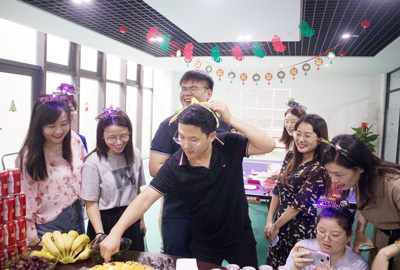八月集體生日會(huì) | 與久違的祝?；馃嵯嘧? /></a>
                        </div>
                        <div   id=