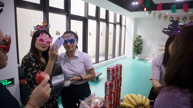 八月集體生日會 | 與久違的祝?；馃嵯嘧?  src="/uploads/allimg/210903/1-210Z3141922452.jpg" /></p>
<p>籌備組在準(zhǔn)備美食之余，還給大家準(zhǔn)備了活動道具。小哥哥小姐姐們戴上繽紛可愛的道具拍起照來。</p>
<p><img alt=