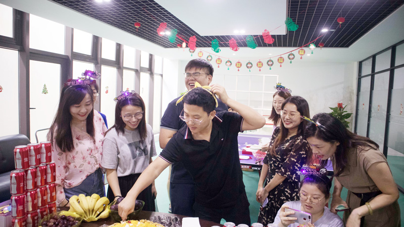 八月集體生日會 | 與久違的祝?；馃嵯嘧?  src="/uploads/allimg/210903/1-210Z3141000F3.jpg" /></p>
<p>“云天收夏色，木葉動秋聲。”立秋雖已過，仲夏的熱情卻并未減退半分。8月11日，在這驕陽似火、蟬聲陣陣的日子里，寶開在企業(yè)總部活動室舉辦新一期集體生日會，為8-9月生日的伙伴慶生。</p>
<p><img alt=