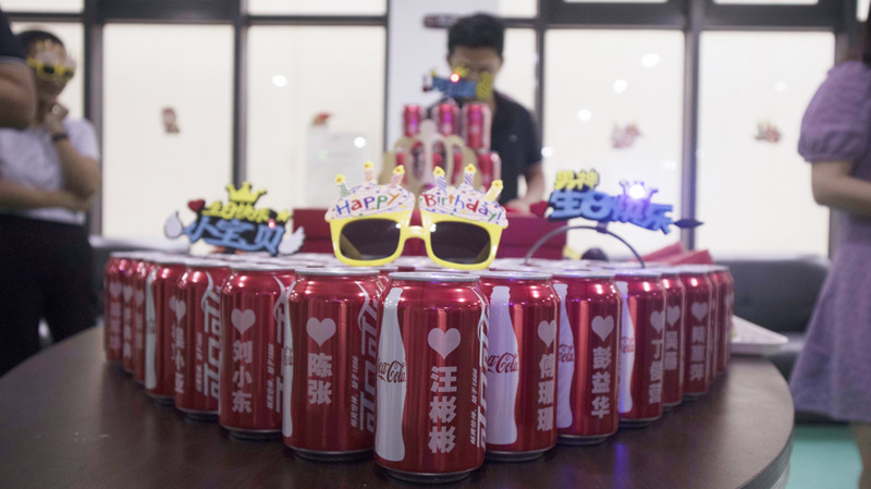 八月集體生日會 | 與久違的祝?；馃嵯嘧?  src="/uploads/allimg/210903/1-210Z3141I4337.jpg" /></p>
<p>此次集體生日會，是今年疫情以來寶開舉辦的第一場生日會。雖是寶開企業(yè)文化建設(shè)的常規(guī)活動，由寶開工會和人事行政部組成的籌備組也希望帶來一些不一樣的“新意”和“心意”，此次特別為所有寶開成員定制了專屬可樂。</p>
<p><img alt=